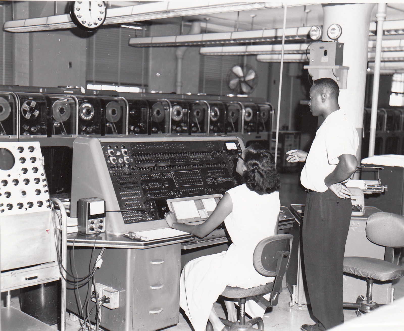 Deux opérateurs devant un UNIVAC I